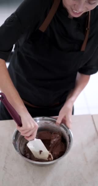 Függőleges Videó Egy Fiatal Vörös Hajú Cukrász Aki Gyúrja Csokoládé — Stock videók
