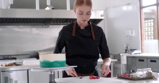 Tiro Médio Uma Jovem Cozinheira Pastelaria Ruiva Cortando Bagas Frescas — Vídeo de Stock