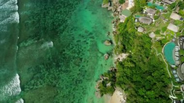 Lüks villalar ve deniz kenarındaki uçurumun kenarındaki turkuaz suyla kaplı yüzme havuzları olan plaj kulüpleri. Tropik bir adada tatiller.