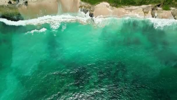 Вид Воздуха Бирюзовый Океан Белоснежный Пляж Котором Прорываются Большие Волны — стоковое видео