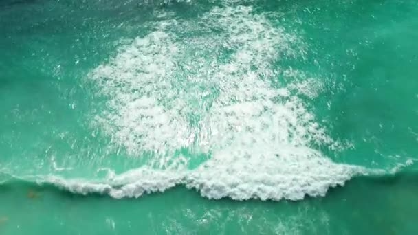 Beyaz Köpüklü Büyük Dalgaların Kırıldığı Turkuaz Okyanus Suyunun Üst Görüntüsü — Stok video