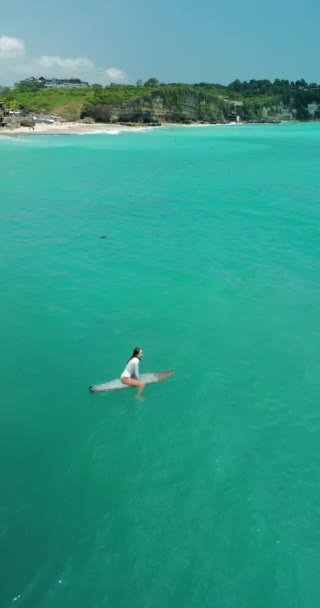 Pionowy Widok Lotu Ptaka Młodej Seksownej Surferki Siedzącej Desce Surfingowej — Wideo stockowe