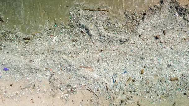 Вид Зверху Вниз Пляж Біля Індійського Океану Балі Засипаний Пластиковими — стокове відео