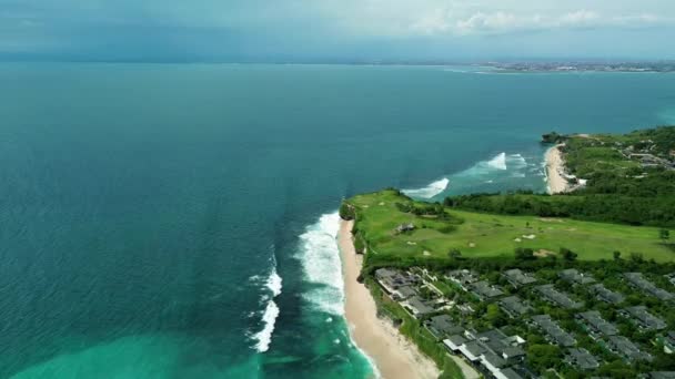 在空中俯瞰那些坐落在海滨悬崖上 碧绿碧水的豪华别墅 巴厘的豪华住宿 山上有一个高尔夫球杆 — 图库视频影像