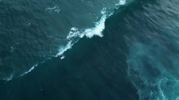 Luftaufnahme Eines Sportlichen Surfers Ozean Der Eine Große Mächtige Welle — Stockvideo