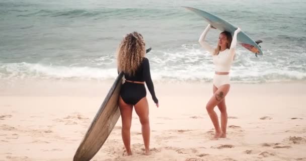 Due Giovani Surfiste Che Parlano Spiaggia Una Bella Donna Bionda — Video Stock