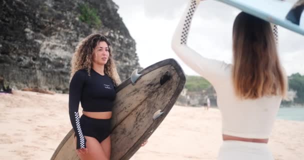 Duas Jovens Surfistas Têm Uma Conversa Emocional Praia Uma Mulher — Vídeo de Stock