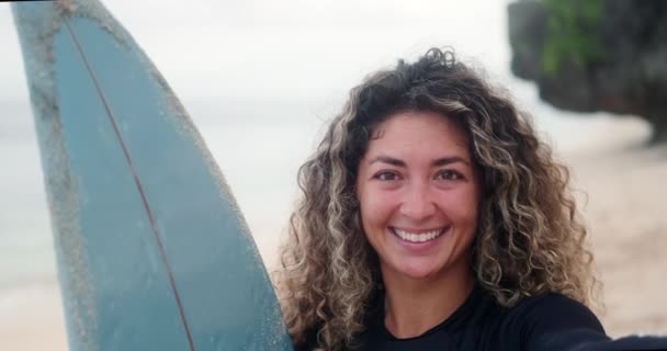 Young Latino Woman Surfer Curly Hair Freckles Takes Selfie Camera — Stock Video