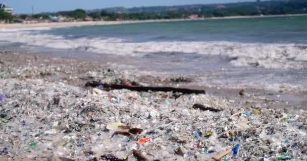 巴厘岛的海滩被塑料废物污染了 全球环境灾难 海滩上堆积如山的垃圾来自海洋 空的使用肮脏的塑料瓶和其他化学废物 — 图库视频影像