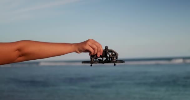 一名年轻女子在靠近海洋的海滩上发射了一部Fpv无人驾驶飞机 无人机不是起飞时落在沙滩上的 它已经破碎了 设备问题 服务中心 — 图库视频影像