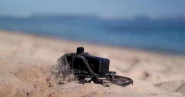 Primer Plano Una Playa Arena Cerca Del Océano Donde Dron — Vídeo de stock