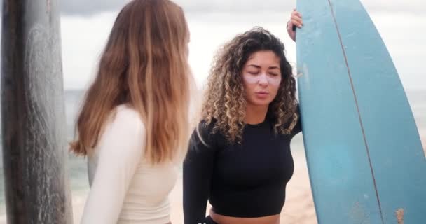 Två Unga Kvinnliga Surfare Som Pratar Bredvid Sina Surfbrädor Porträtt — Stockvideo