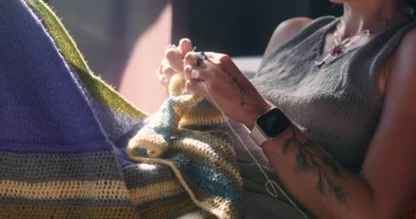 Close Das Mãos Uma Jovem Mulher Segurando Agulhas Tricô Tricotando — Vídeo de Stock