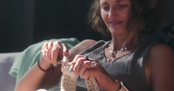 Retrato Una Mujer Joven Que Teje Suéter Gris Para Invierno — Vídeo de stock