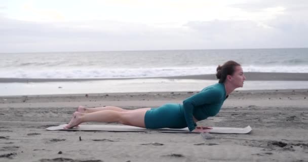 Ung Kvinde Sportstøj Sort Sandstrand Laver Yoga Asana Hun Koncentreret – Stock-video