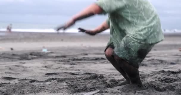 Маленький Хлопчик Грає Чорним Піском Пляжі Він Насолоджується Відпусткою Обличчі — стокове відео