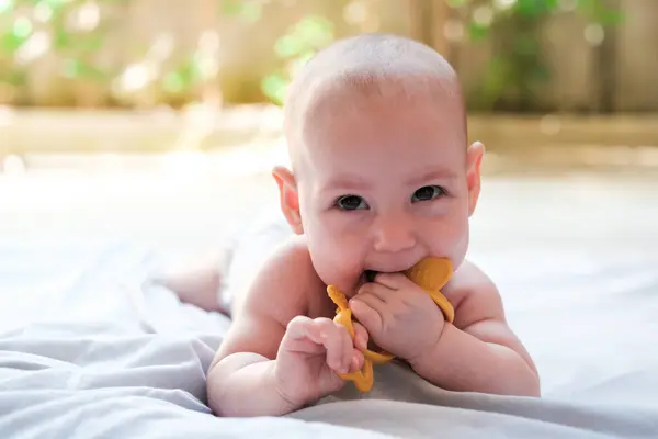 Μωρό Ξαπλώνει Μπρούμυτα Μια Ελαφριά Κουβέρτα Στην Πίσω Αυλή Καλοκαίρι Φωτογραφία Αρχείου