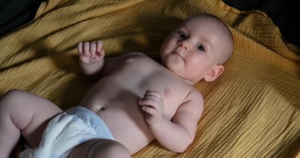 Bebê Está Cobertor Amarelo Olha Volta Com Interesse Surpresa Dia — Vídeo de Stock