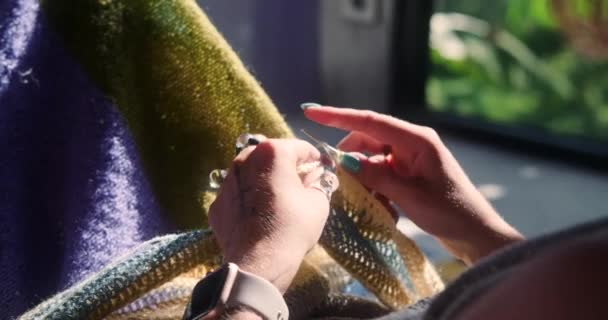 뜨개질 바늘을 스웨터를 뜨개질 여자의 클로즈업 아늑한 분위기에서 집에서 수있는 — 비디오