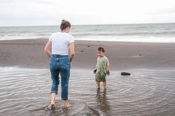 Mama Syn Maluch Spacerują Plaży Pobliżu Oceanu Pierwszym Planie Jest Obraz Stockowy