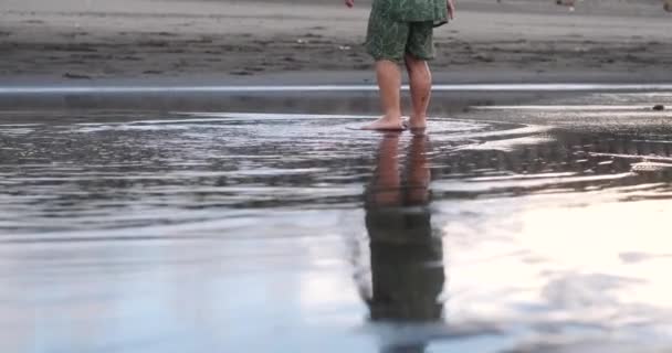 Kleine Peuter Jongen Brengt Tijd Door Het Strand Zijn Voeten — Stockvideo