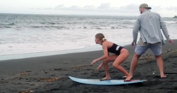 Man Beard Cap Beach Teaches His Teenage Daughter How Stand — Αρχείο Βίντεο