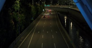 Arabaların ve motosikletlerin kullandığı gece karayolu köprüsünün görüntüsü. Malezya 'daki Kuala Lumpur' un merkezinde gece yol aydınlandı. Modern gece şehri.