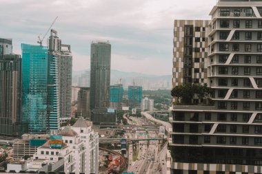 Gündüz trafiği değiştir, Kuala Lumpur, Malezya. Arabaların yürüdüğü köprünün manzarası, arka planda gökdelenler görünüyor. İş merkezi.