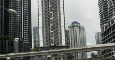 Gündüz trafiği değiştir, Kuala Lumpur, Malezya. Arabaların yürüdüğü köprünün manzarası, arka planda gökdelenler görünüyor. İş merkezi.