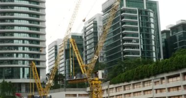 Kuala Lumpur, Malezya 'da yeni binalar inşa ediliyor. Bir metropolde vinç kullanarak inşaat işlemi.