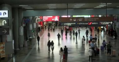 Kuala Lumpur, Malezya 'daki işlek metro istasyonu. Metro metrosundaki bir platformda trafik vardı. Birçok insan trenlerini yakalamak için acele ediyor. Kargaşa.