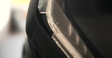 Bir kazadan sonra kırılan mobilet farını kapat, kafa kafaya çarpışma. Kazadan sonra motosiklet hasarı. Olağanüstü spor sigortası. Motosiklet tamiri. Araçlar tamir ediliyor.