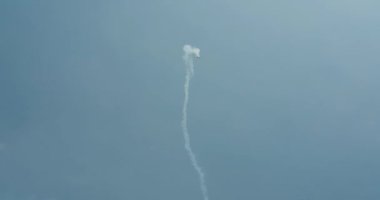 Gökyüzünün altından bir uçağın düştüğü, arkasında bir duman bulutunun olduğu bir manzara. Bir profesyonel tarafından sahnelenen askeri hava gösterisinde serbest düşüş hareketi. Askeri uçaklar sergileniyor.