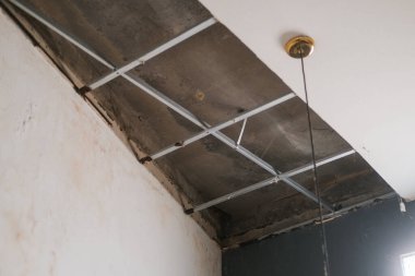 Çökmüş alçı levha tavanı, nem ve pas tavanda bir delik açtı. Sızdıran ve eski bir ev. Tadilata ihtiyacım var. Eski bir evin tamiri.