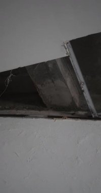 Çökmüş alçı levha tavanı, nem ve pas tavanda bir delik açtı. Sızdıran ve eski bir ev. Tadilata ihtiyacım var. Eski bir evin tamiri.