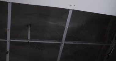 Çökmüş alçı levha tavanı, nem ve pas tavanda bir delik açtı. Sızdıran ve eski bir ev. Tadilata ihtiyacım var. Eski bir evin tamiri.