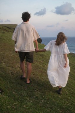 Birbirine aşık bir çift, gün batımında okyanus kıyısında yeşil tepelerde el ele yürür. Sevgililer Günü, doğada bir tarih. Yeni evlilerin düğün yürüyüşü. Beyaz elbiseli bir kadın damadı kucaklıyor..