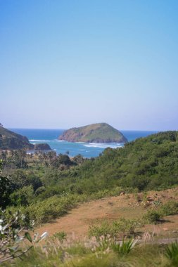 Terası ve sonsuz havuzu olan lüks bir villadan adanın etrafındaki okyanus ve tepelere kadar manzarası var. Balayı için tropik bir tatil yeri, huzur ve sessizlik. Romantik tatil.