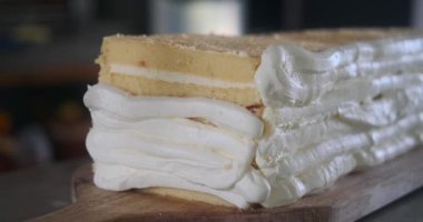 Ev mutfağında büyük bir doğum günü pastası hazırlayan genç pasta şefinin ellerini kapatın. Tereyağlı kremayı karıştırır ve pastaya pasta poşeti ile yapıştırır. Düğün için çok katmanlı kek..