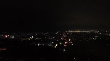 Gece gökyüzünün renkli ve canlı havai fişeklerle dolu bir görüntüsü. Müzik festivali. Yeni yıl kutlaması. Bağımsızlık Günü. Gökyüzünde havai fişekler, bir kutlama..
