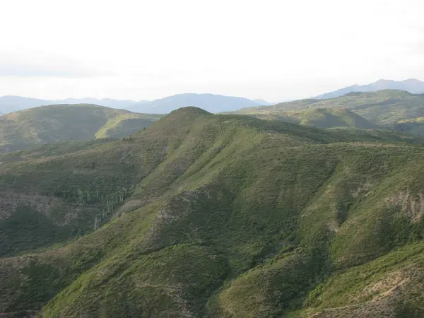 Sıcak hava balonundan Colorado dağlarının havadan görünüşü. Bulutlu gökyüzü, bir sürü mavi ve yeşillik. Kayalık çıkıntılar. Basalt Colorado yakınlarında çekildi..
