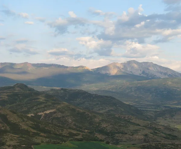 Sıcak hava balonundan Colorado dağlarının havadan görünüşü. Basalt Colorado 'da çekilmiş. Güzel bulutlar gökyüzü artı vadi manzarası