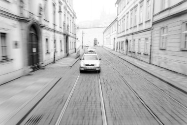 Hareket halindeki bulanık araba yolda