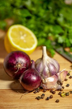Et, balık ya da sebze için çok amaçlı çeşni. Yeşil arka planda soğan, sarımsak, biber ve limon. Sağlıklı yemek pişirmek..