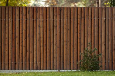 Çit, hurda odundan yapılmış. Atık olmayan kereste kullanımı. Çevre dostu ahşap arka plan.