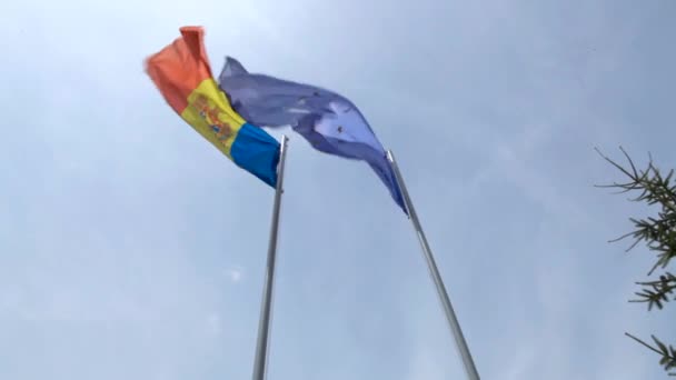 Прапори Європейського Союзу Республіки Молдова Спалахують Вітрі — стокове відео