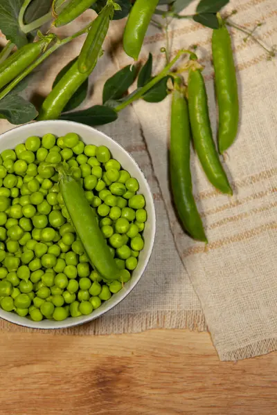 ポッドと穀物のジューシーな緑の豆 トップビュー クローズアップ — ストック写真