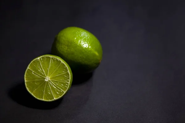 Koyu Arkaplana Karşı Limonlar Kopyalama Alanı Olan Üst Görünüm — Stok fotoğraf