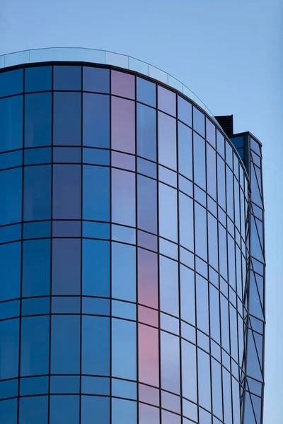 ガラスの建物の一部は日没の光を反映しています ゴールデンタイム 近代建築について クローズアップ コピースペース — ストック写真