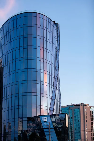 Wysoki Szklany Budynek Obok Klasycznego Budynku Mieszkalnego Urbanizm Zmiany Technologiczne — Zdjęcie stockowe